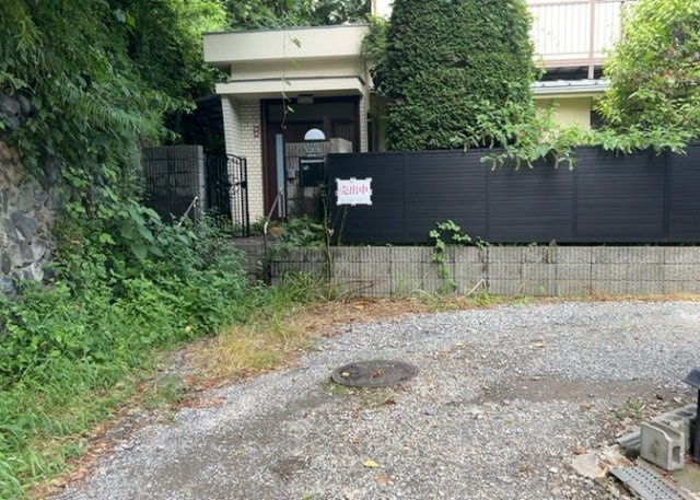 【前面道路含む現地写真】 | お持ちの車種によっては前面道路が広い方が便利でしょう。しかし、前面道路が広ければその分交通量が多くなるため、騒音などが気になる場合があります。実際に現地を見学し、周辺交通量や騒音などを確認しましょう！