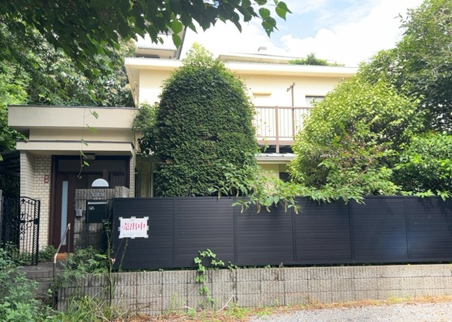 【外観】 | 現地に行くなら、物件の周囲の地形がどうなっているかを見ることも大切です。周辺より低くなっている土地では、大雨などで水が集まりやすいため、地盤が弱くなっているということも考えられるため、注意が必要です。