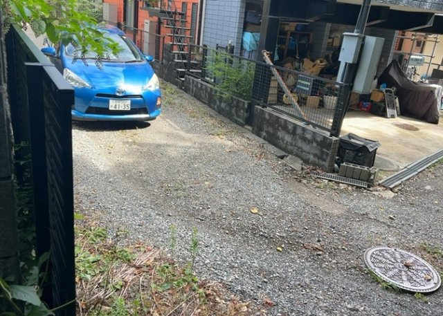 【設備】 | 敷地内に散水栓や立水栓があると便利です。水道水を直接利用できるため、水を運ぶ手間を省くことが出来ます。大量の水を必要とする洗車作業や清掃などに役立ちます。その他設備とあわせて、現地でご確認ください。