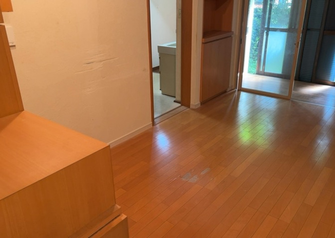 【キッチン】 | ダイニングとキッチンの間を扉や壁などで仕切らず、一体化させた間取りです。キッチンカウンターがついている物件ならば、食事をキッチンカウンターで取ることで、ダイニングスペースをリビングとして使用できます。