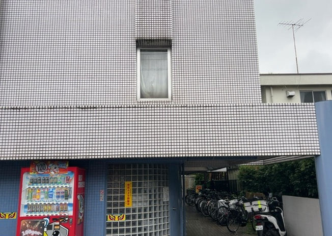 【外観】 | メゾン・ド・ノアバーム八王子 | 外観はマンション管理がされているかの目安になります。築年数が古いと、壁面は劣化してひび割れが生じることも！建物が古びていても細かいところが修繕されていると、きちんと管理されているなぁと感じるでしょう。