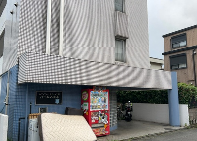 【外観】 | メゾン・ド・ノアバーム八王子 | 土地購入を検討されている場合、境界杭がない状態で購入してしまうと境界確定測量をする必要があり、費用がかかります。購入の前に、売主、隣土地所有者立ち合いのもと境界を確定し境界杭を設置するのがベストです。