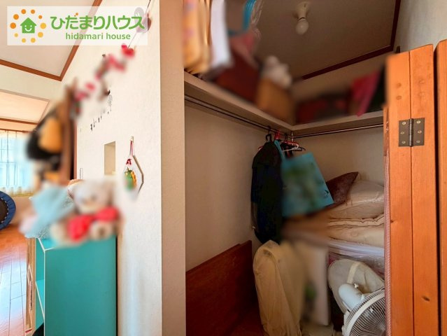 日立市大久保町３丁目　中古戸建の収納|小物類から掃除機やシーズンオフの暖房器具といった大きいものまで1か所に収納できる、機能的な大容量クローゼット付き(^^♪光の影響を受けにくいので、物の保存に最適♪