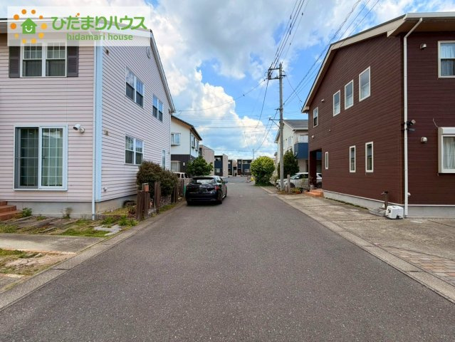 日立市大久保町３丁目　中古戸建の前面道路含む現地写真|前面道路6ｍ以上で駐車も楽々です♪