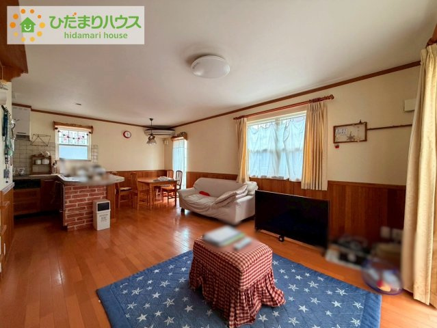 日立市大久保町３丁目　中古戸建の居間・リビング|温かみのあるリビング！
大きな窓からは、暖かな日の光が降り注ぎます・・・