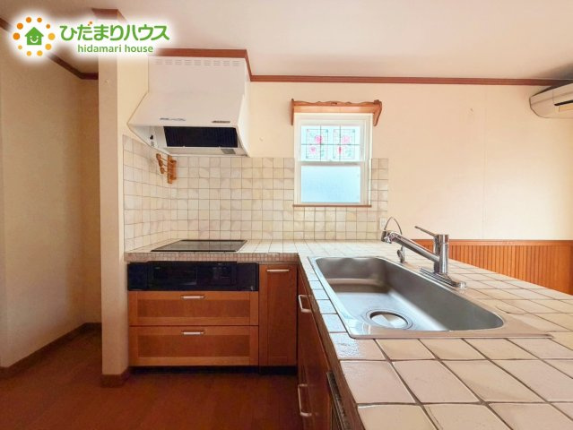 日立市大久保町３丁目　中古戸建のキッチン|L字型キッチンのIHなので、コンロ掃除も楽々できちゃいます♪