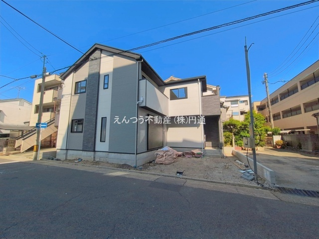リガーレ赤坪町3期の前面道路含む現地写真