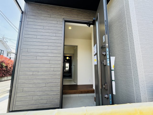 八王子市　上壱分方町　新築一戸建て　１８期の玄関|～玄関は安心のWロックキーを採用～