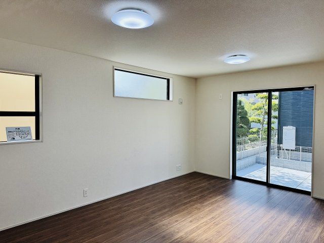 八王子市　上壱分方町　新築一戸建て　１８期の居間・リビング|～16.0帖の明るいLDKで家族団欒の時間をお過ごしいただけます～