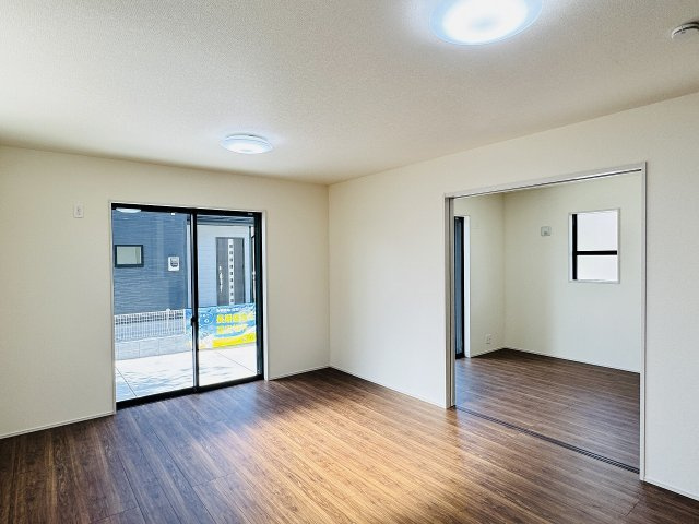 八王子市　上壱分方町　新築一戸建て　１８期の居間・リビング|～16.0帖の明るいLDKで家族団欒の時間をお過ごしいただけます～