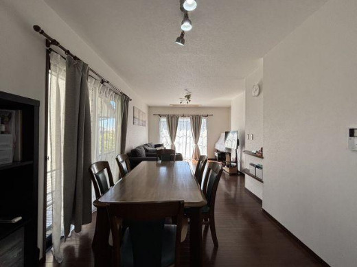 【太陽光＋蓄電池搭載済】高知市みづき3丁目　中古一戸建ての居間・リビング|家族との会話が弾む、奥行きのあるリビング空間。