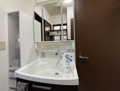 【太陽光＋蓄電池搭載済】高知市みづき3丁目　中古一戸建ての洗面所|収納力と使いやすさを兼ね備えたシャワー付洗面台。