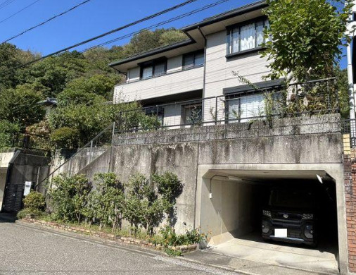 【太陽光＋蓄電池搭載済】高知市みづき3丁目　中古一戸建ての外観|大切な愛車を守る、地下（掘込）車庫完備！