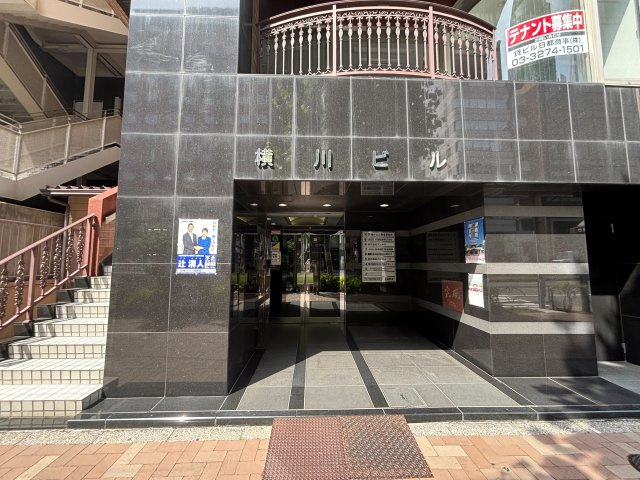 横川ビルのエントランス