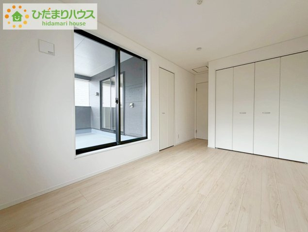 いわき市郷ケ丘第9　新築戸建　2号棟の寝室|バルコニーに面していて、たっぷり光りの入る明るい主寝室です！
