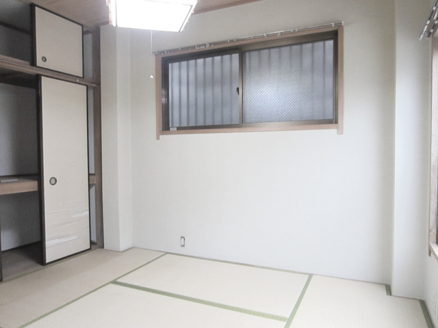 ハイブリッジの寝室|小窓タイプなので家具配置がしやすいです！