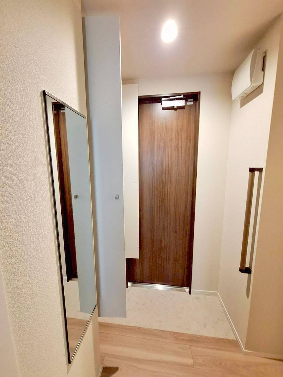 ｔｒｅｓ　ｒｉｏｓ（トレス　リオス）の玄関|玄関に姿見あり