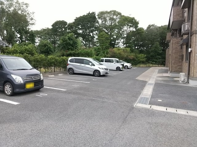 リビングタウン常盤公園 B棟の駐車場