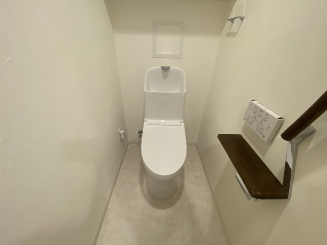 温水洗浄便座付きのトイレです♪