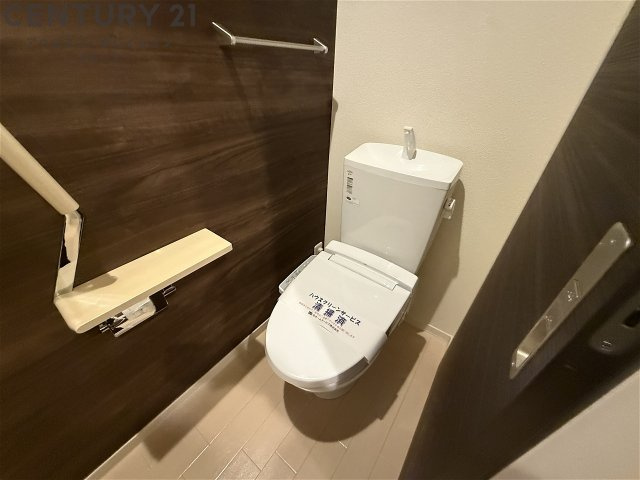 温水洗浄便座付きのトイレです♪