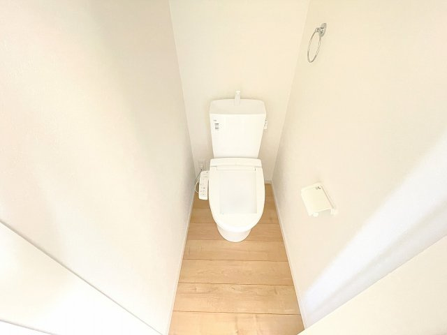 【トイレ】 | 富士見市上沢2丁目　新築一戸建住宅　全2棟（ふじみ野店） | 白を基調とした清潔感のあるトイレです