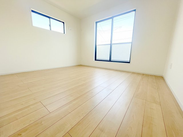 【洋室】 | 富士見市上沢2丁目　新築一戸建住宅　全2棟（ふじみ野店） | 9.2帖洋室：広々空間の主寝室、バルコニーに面していて陽当たり・風通し良好です♪