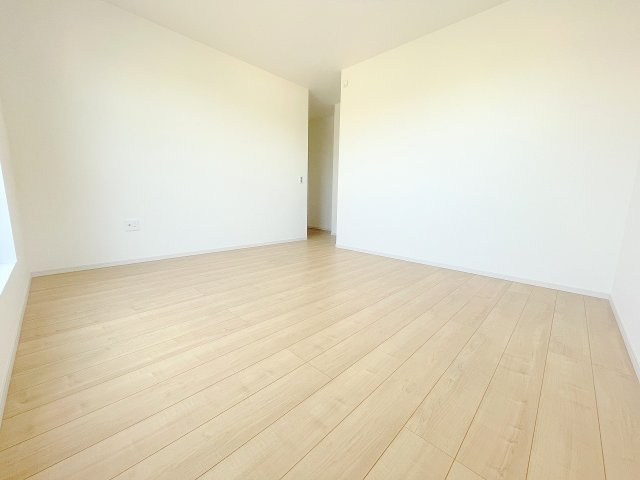 【洋室】 | 富士見市上沢2丁目　新築一戸建住宅　全2棟（ふじみ野店） | 9.2帖洋室：広々空間の主寝室、バルコニーに面していて陽当たり・風通し良好です♪