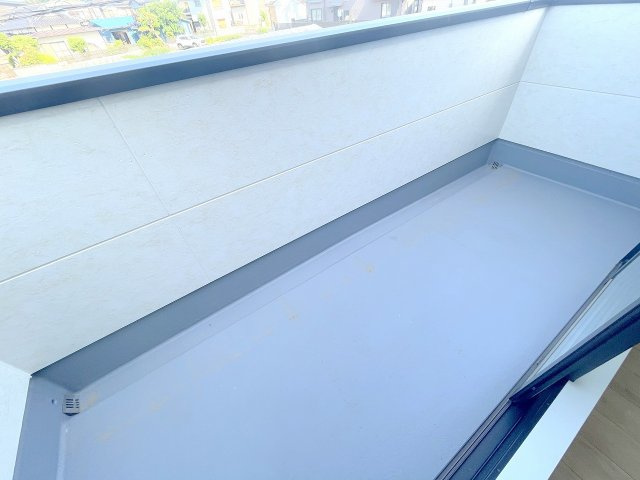 【バルコニー】 | 富士見市上沢2丁目　新築一戸建住宅　全2棟（ふじみ野店） | 日当たりのいいバルコニー、お洗濯のスペースも十分あります♪