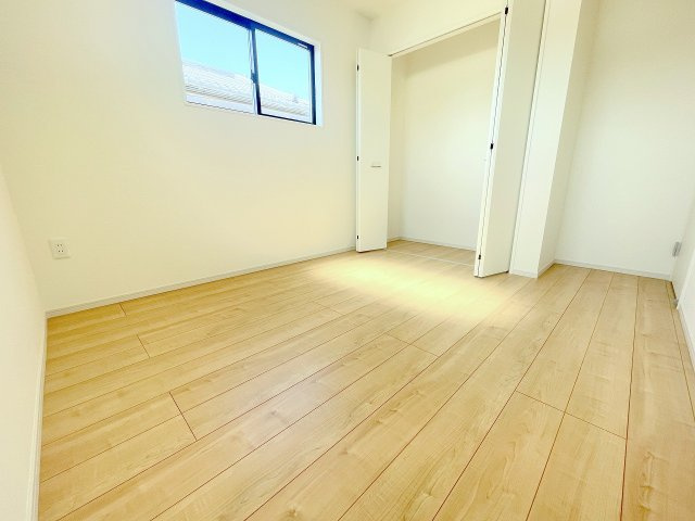 【洋室】 | 富士見市上沢2丁目　新築一戸建住宅　全2棟（ふじみ野店） | 5.2帖洋室：2面採光のお部屋、クローゼットもございます♪