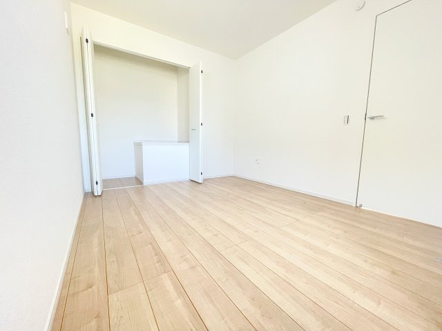 【洋室】 | 富士見市上沢2丁目　新築一戸建住宅　全2棟（ふじみ野店） | 5.6帖洋室：2面採光のお部屋、クローゼットもございます♪