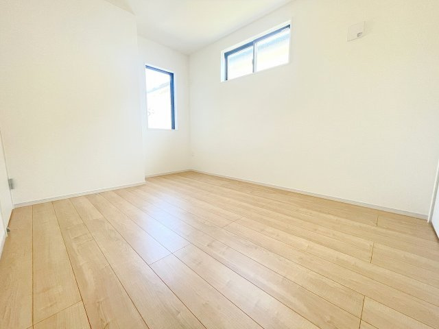 【洋室】 | 富士見市上沢2丁目　新築一戸建住宅　全2棟（ふじみ野店） | 5.6帖洋室：2面採光のお部屋、クローゼットもございます♪