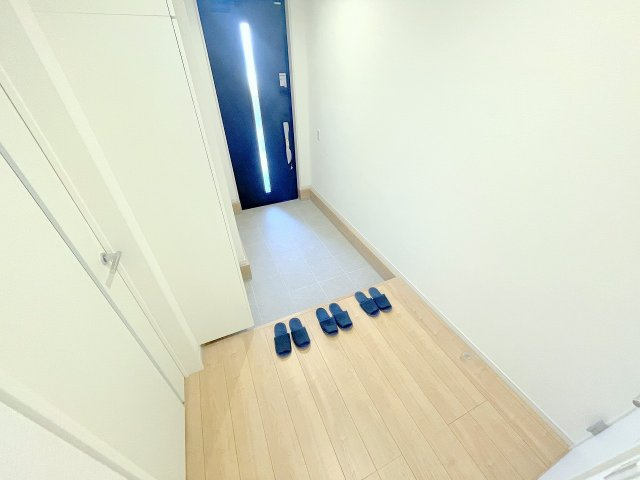 【玄関】 | 富士見市上沢2丁目　新築一戸建住宅　全2棟（ふじみ野店） | 明るい雰囲気の玄関が家族をあたたかく迎え入れます。