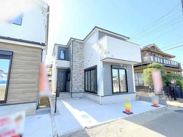 【前面道路含む現地写真】 | 富士見市上沢2丁目　新築一戸建住宅　全2棟（ふじみ野店） | コントラストある外観がおしゃれなお家、2台駐車可能な敷地です！（※車種による）