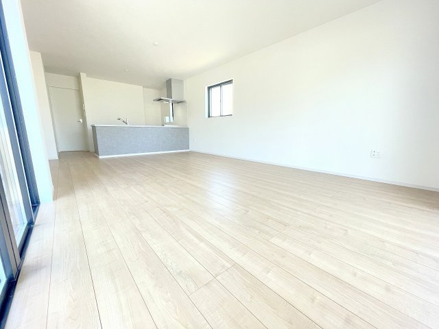 【居間・リビング】 | 富士見市上沢2丁目　新築一戸建住宅　全2棟（ふじみ野店） | 4面採光の広々20帖LDK！床暖房付き、日当たり風通し良好のあたたかい住まいを実現。