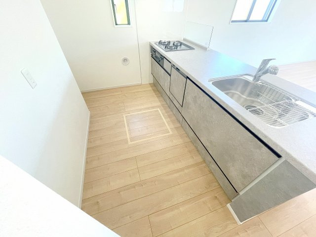 【キッチン】 | 富士見市上沢2丁目　新築一戸建住宅　全2棟（ふじみ野店） | 広いキッチンスペースで家事の効率UP！床下収納付きです！