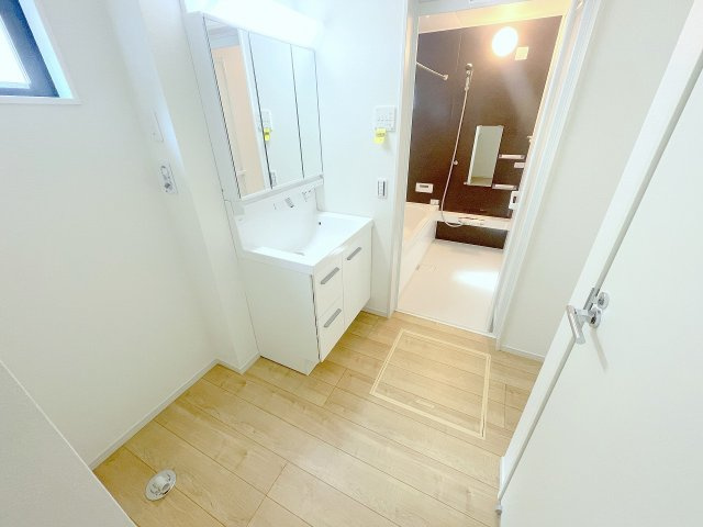 【洗面所】 | 富士見市上沢2丁目　新築一戸建住宅　全2棟（ふじみ野店） | たっぷり収納できる三面鏡化粧台、シャワー付きで寝ぐせ直しに便利です！
