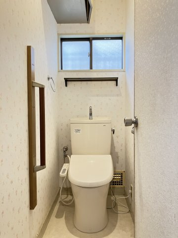千葉県船橋市金杉７丁目　～２駅利用可。落ち着いた住宅街～のトイレ|小窓から自然換気ができ、いつでも空気がこもらず快適。