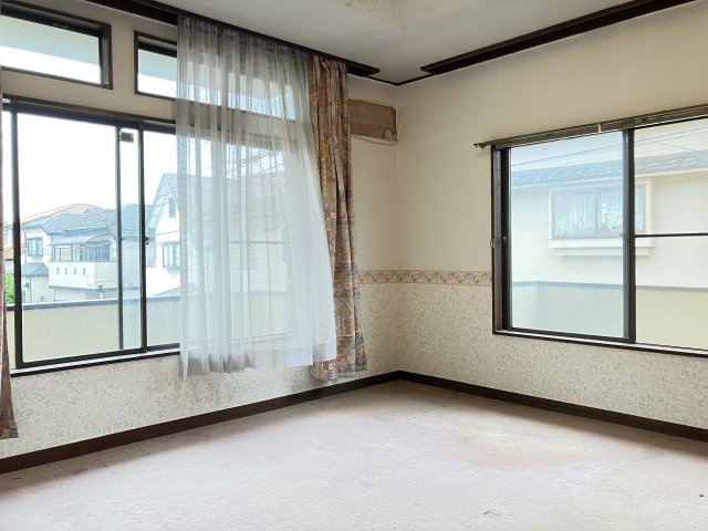 千葉県船橋市金杉７丁目　～２駅利用可。落ち着いた住宅街～の洋室|2つの大きな窓から陽光が入り、お部屋の隅々まで明るい空間。