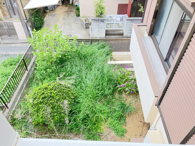千葉県船橋市金杉７丁目　～２駅利用可。落ち着いた住宅街～の庭|窓越しに庭の緑がを眺めることができ、室内にいながら開放感を満喫。
