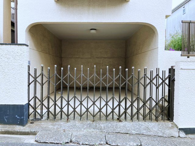 千葉県船橋市金杉７丁目　～２駅利用可。落ち着いた住宅街～の駐車場|折りたたみ式門扉付きで、防犯面も安心です。