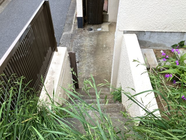 千葉県船橋市金杉７丁目　～２駅利用可。落ち着いた住宅街～のその他共用部分|緑豊かな植栽に囲まれた、高低差を活かした趣ある階段。