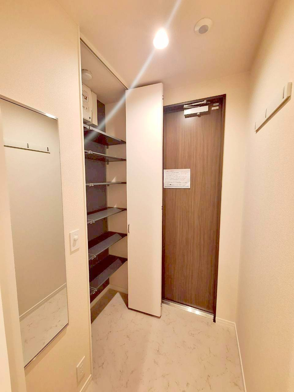 エルズプラス高円寺南の玄関|トールタイプのシューズＢＯＸ