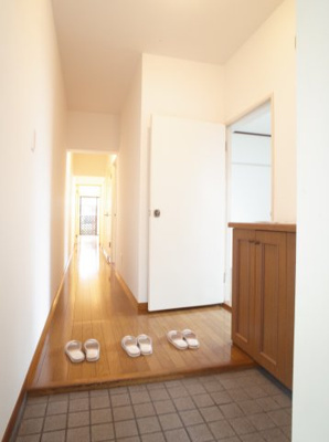 【玄関】 | メゾンド稲毛 | 玄関からお部屋が丸見えにならない造りもステキ
