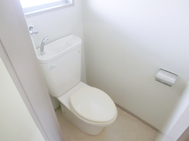 宮崎ビルディングメゾン小岩のトイレ|窓付きのトイレです。