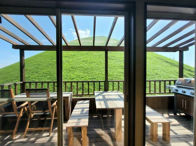 伊豆高原のシンボル大室山が目前　家具家電付き物件のバルコニー