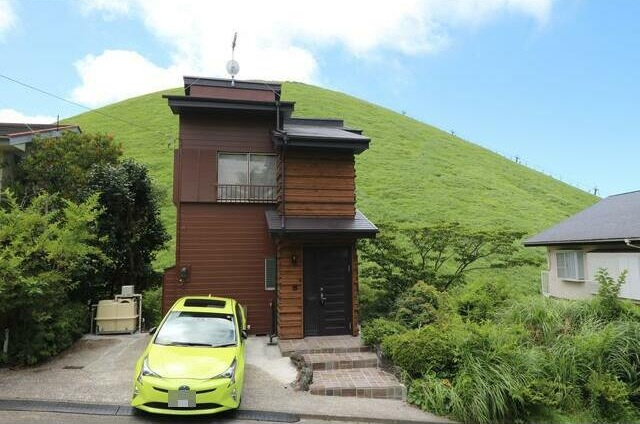 伊豆高原のシンボル大室山が目前　家具家電付き物件の外観