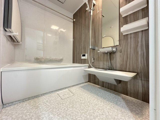 セントラルコート横濱井土ヶ谷の浴室|バスタブに手すり付き、浴槽の出入りの時や意外と浴室掃除にあると便利なんです。