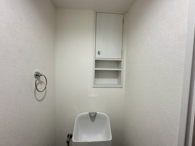 セントラルコート横濱井土ヶ谷のトイレ|お好きなインテリアを飾ったりできる埋め込み式戸棚があり、目立ちがちな日用品など見えない収納もできます