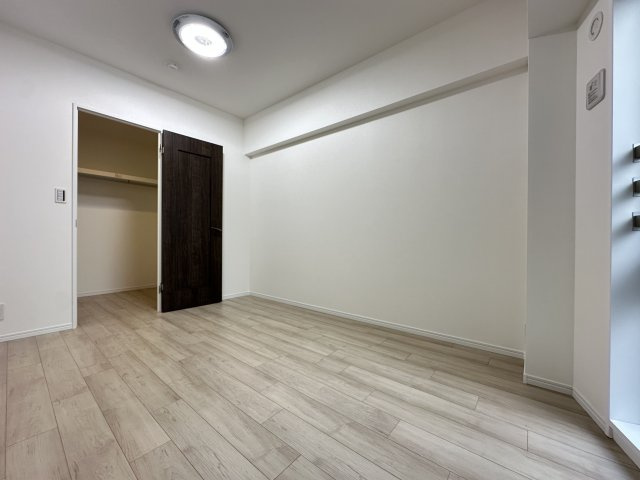 セントラルコート横濱井土ヶ谷の洋室|吹抜けに面した窓のあるお部屋です。廊下側ですが明るくて居心地良いですよ。