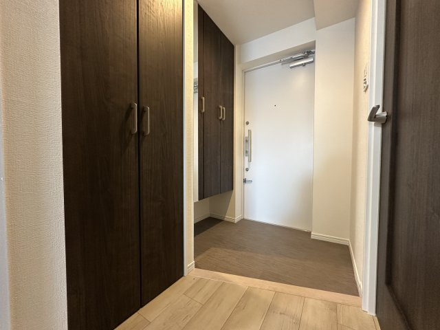 セントラルコート横濱井土ヶ谷の玄関|玄関収納たっぷりのお部屋です。靴がたくさんあっても安心！廊下物入には色々なものを収納でき便利そうです